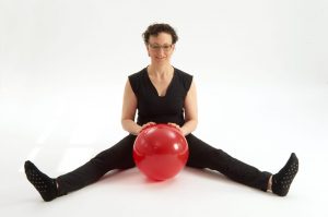 Andrea Meier arbeitet an der Beinmuskulatur und der Beweglichkeit des Beckens.